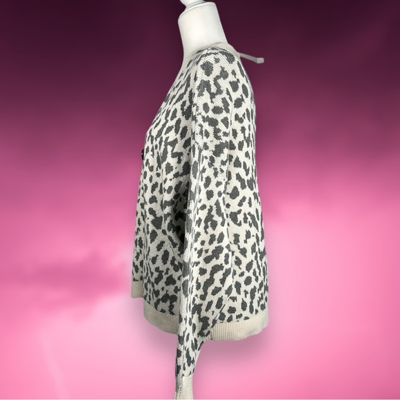 NWT LOFT Cropped Leopard Animal Knit V-Neck Cotton Gray Cream Button Cardigan XL - Picture 5 of 9